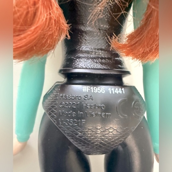 Hasbro Walt Disney Anna wearing a sleek teal black outfit - Picture 3 of 7